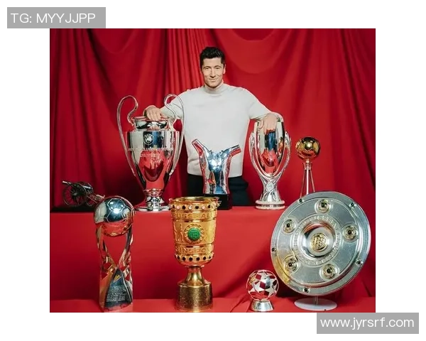 足球巨星握笔创意瞬间 捕捉球场外不为人知的专注与才华